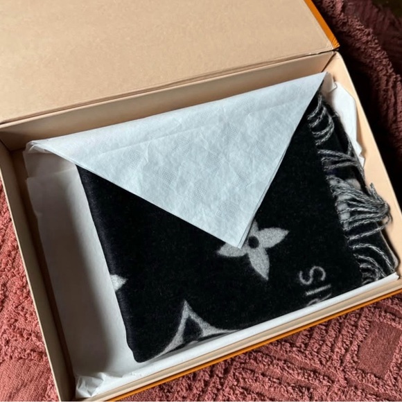 Louis Vuitton Black and Gray Cashmere Scarf - Picture 2 of 10